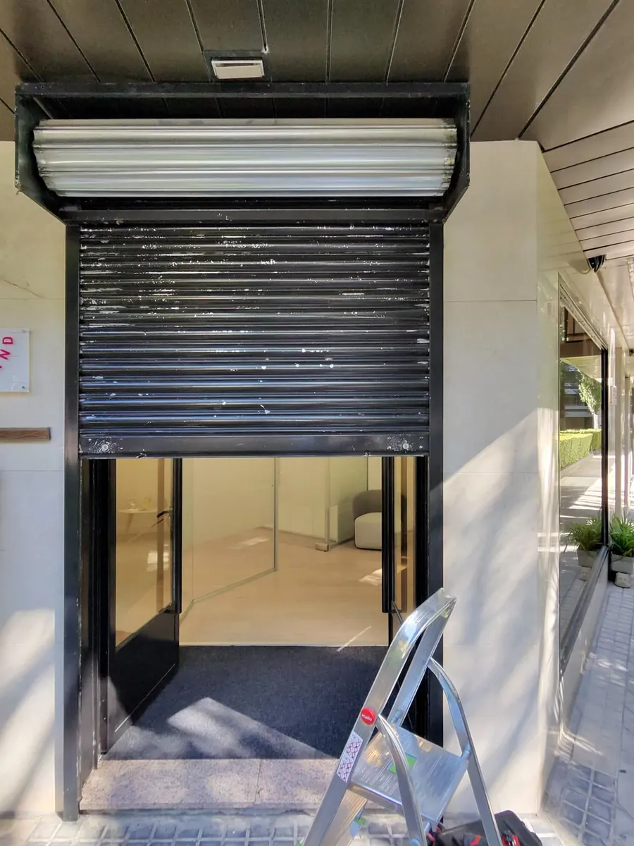 Cierre metálico enrollable de un local, visto de frente