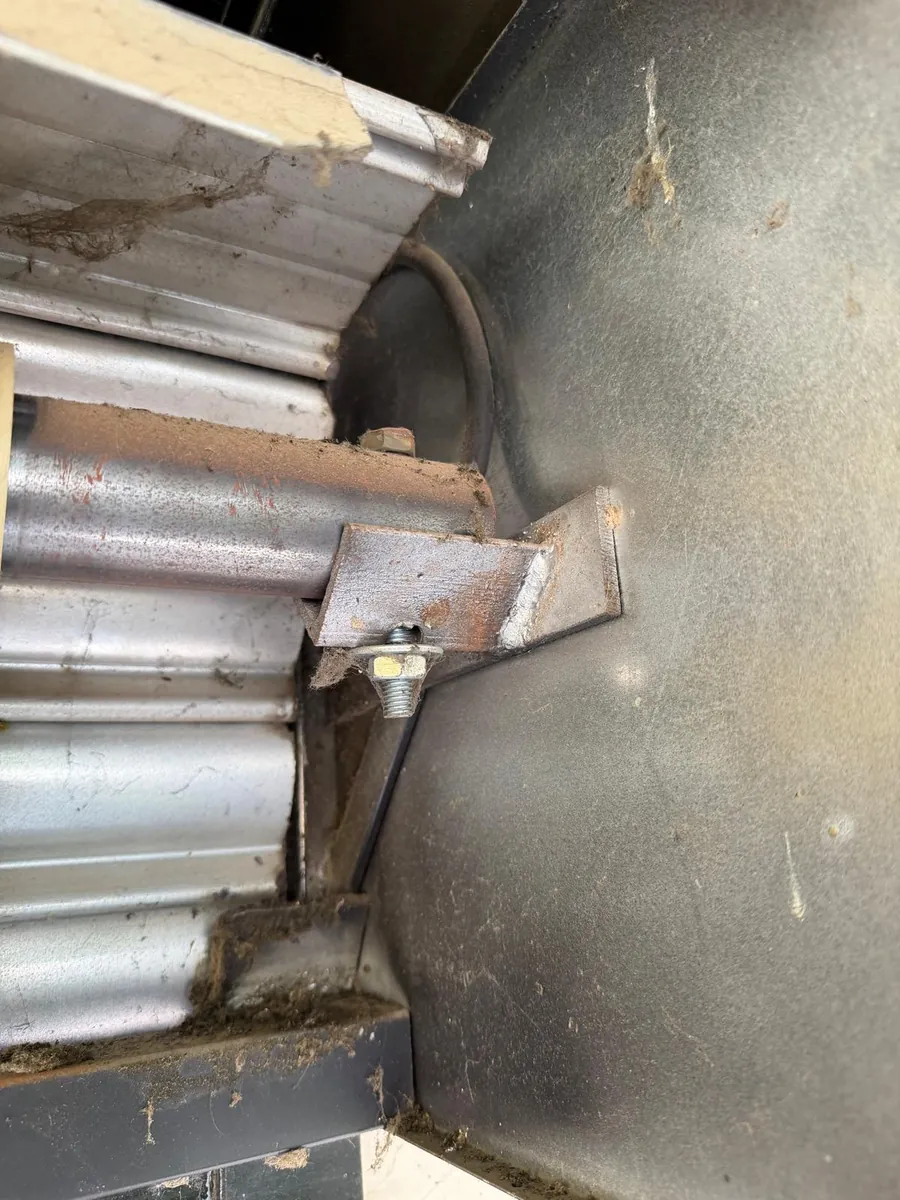 Detalle de la guía de un cierre metálico