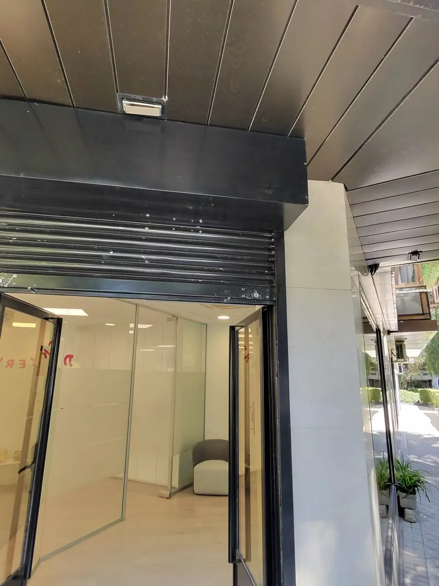 Entrada de un local con cierre metálico enrollable