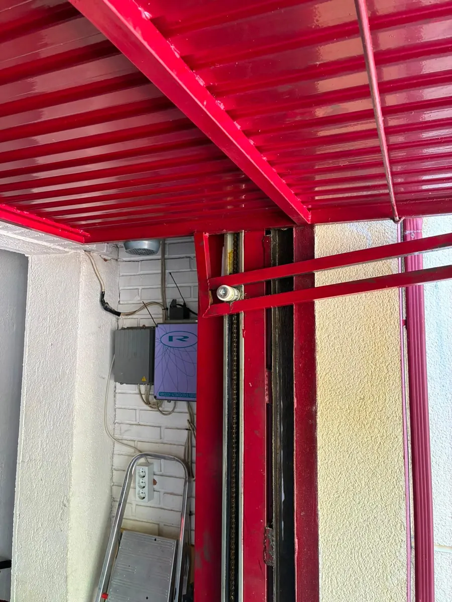 Motor de un cierre metálico automatizado