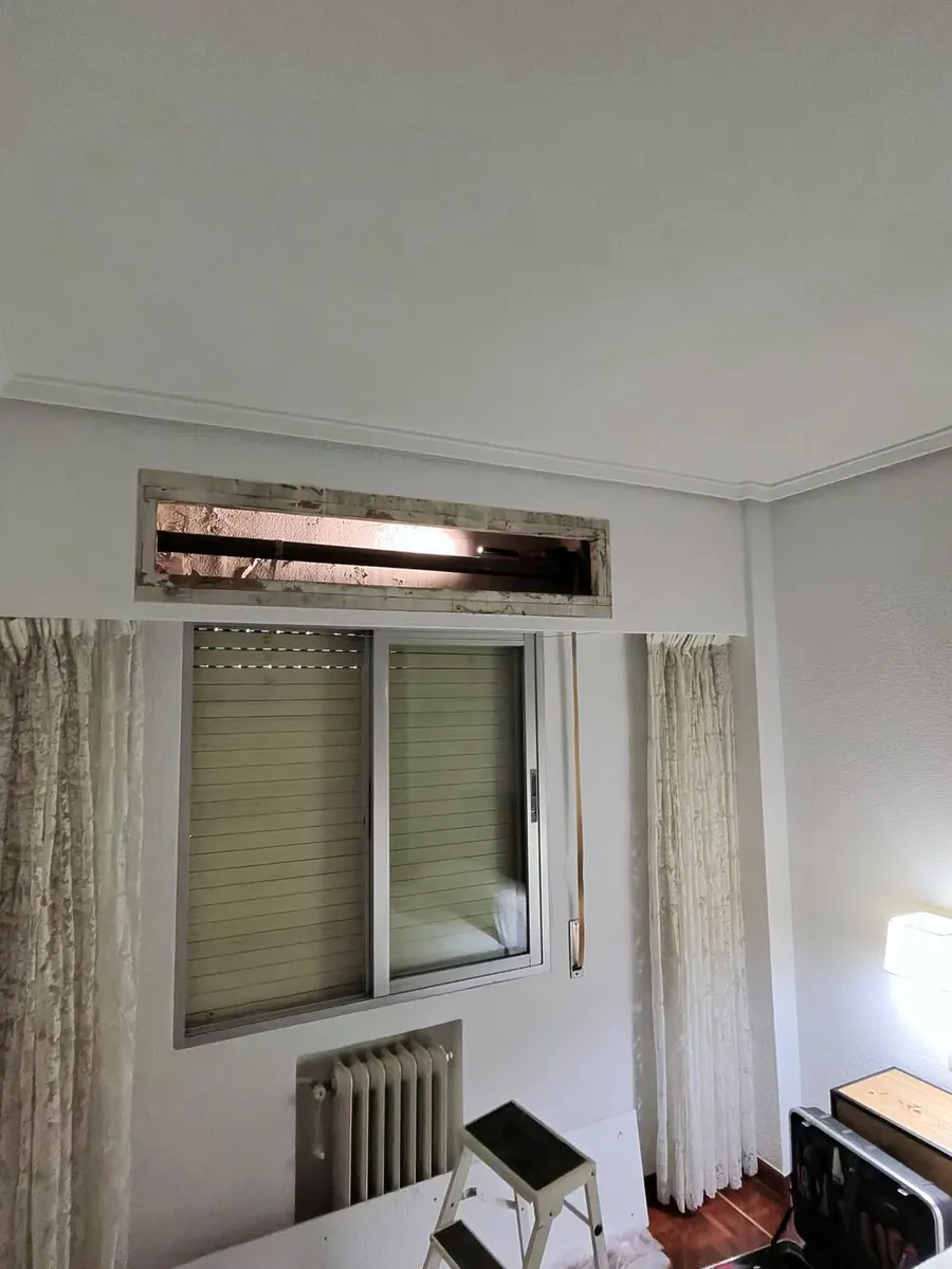 Persiana en una ventana de dormitorio