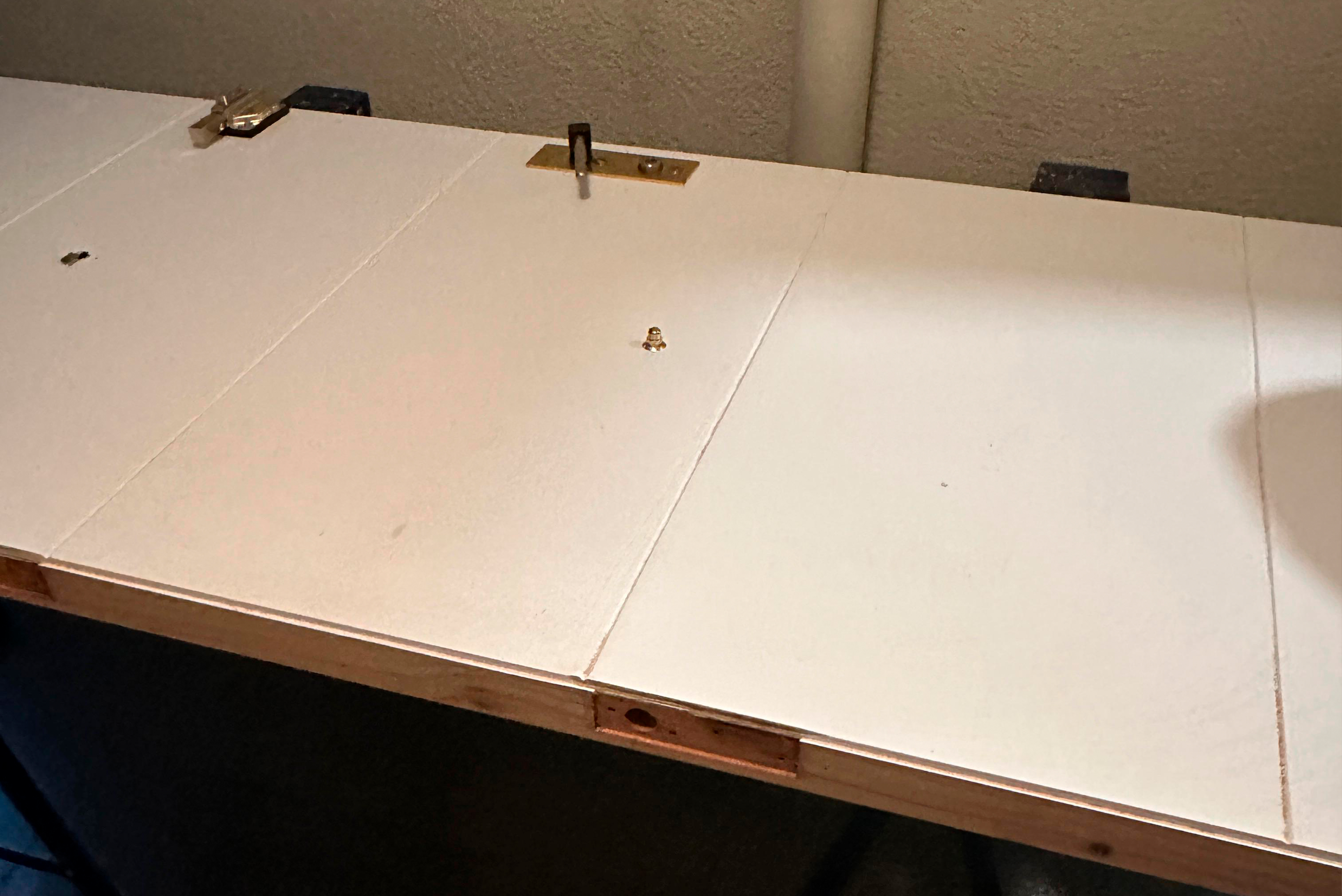 Refuerzos de marco y bisagra anti-palanca