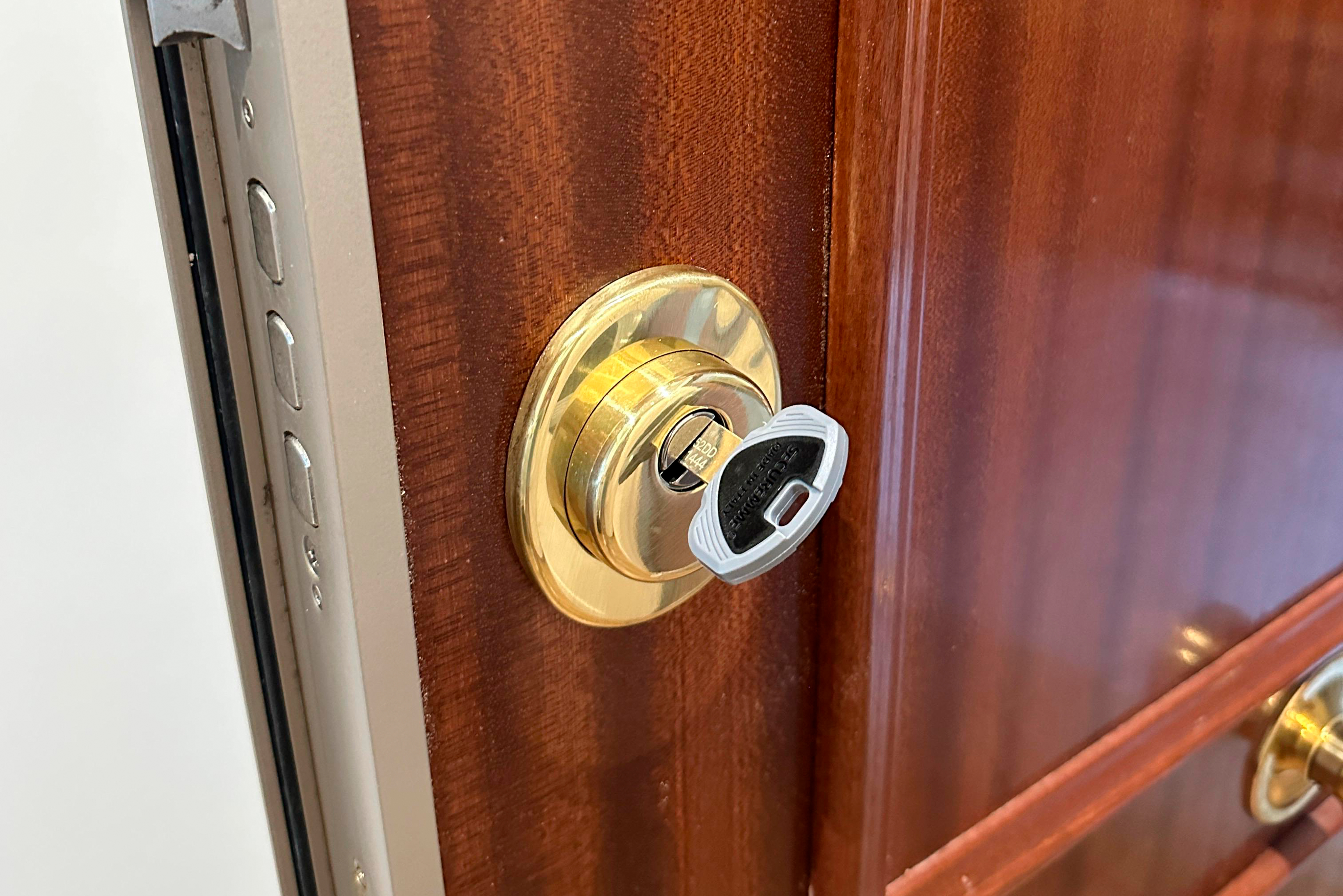 Instalación de escudos protectores anti-extracción y anti-taladro