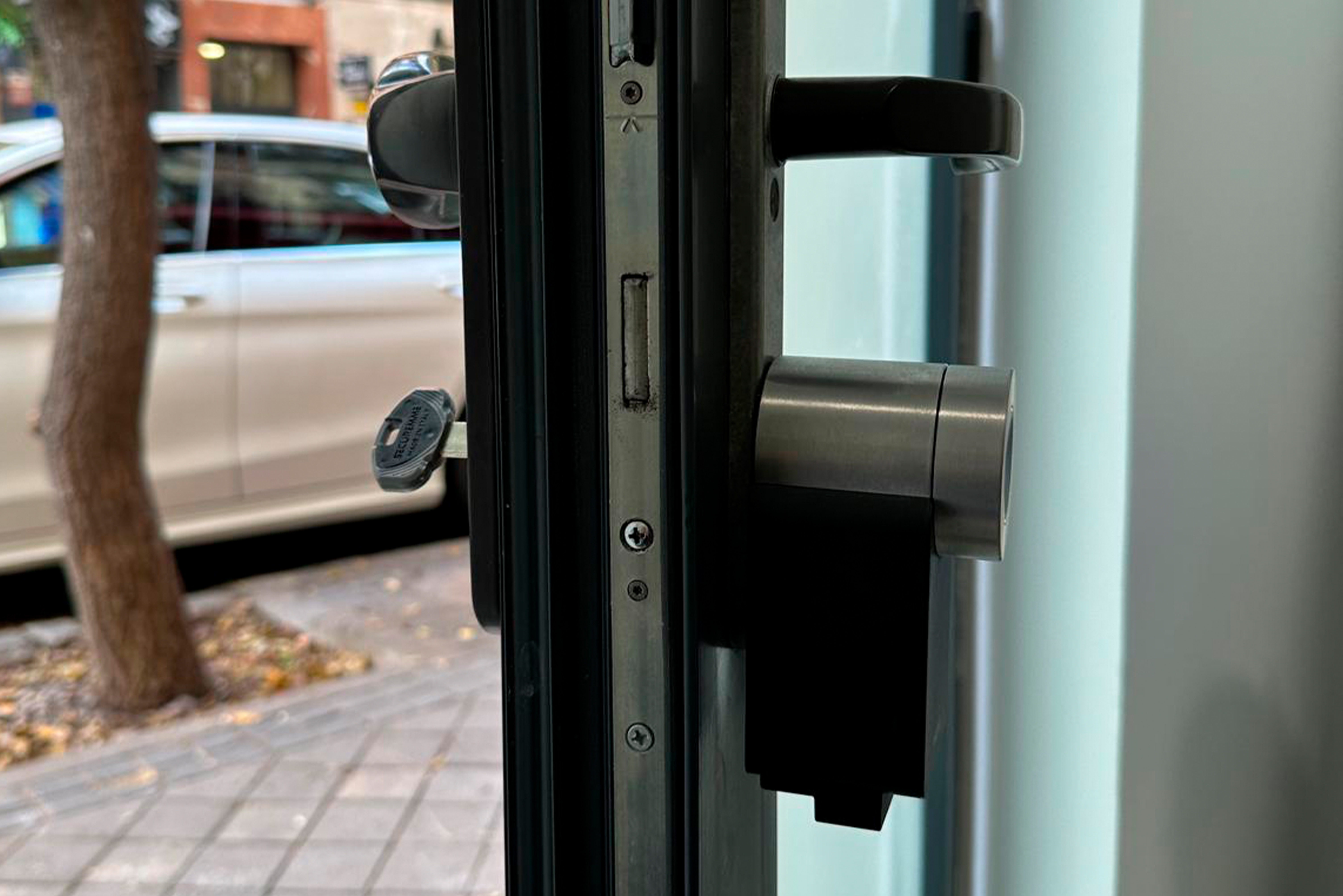 Cerraduras inteligentes y electrónicas (control vía app, huella, teclado numérico)