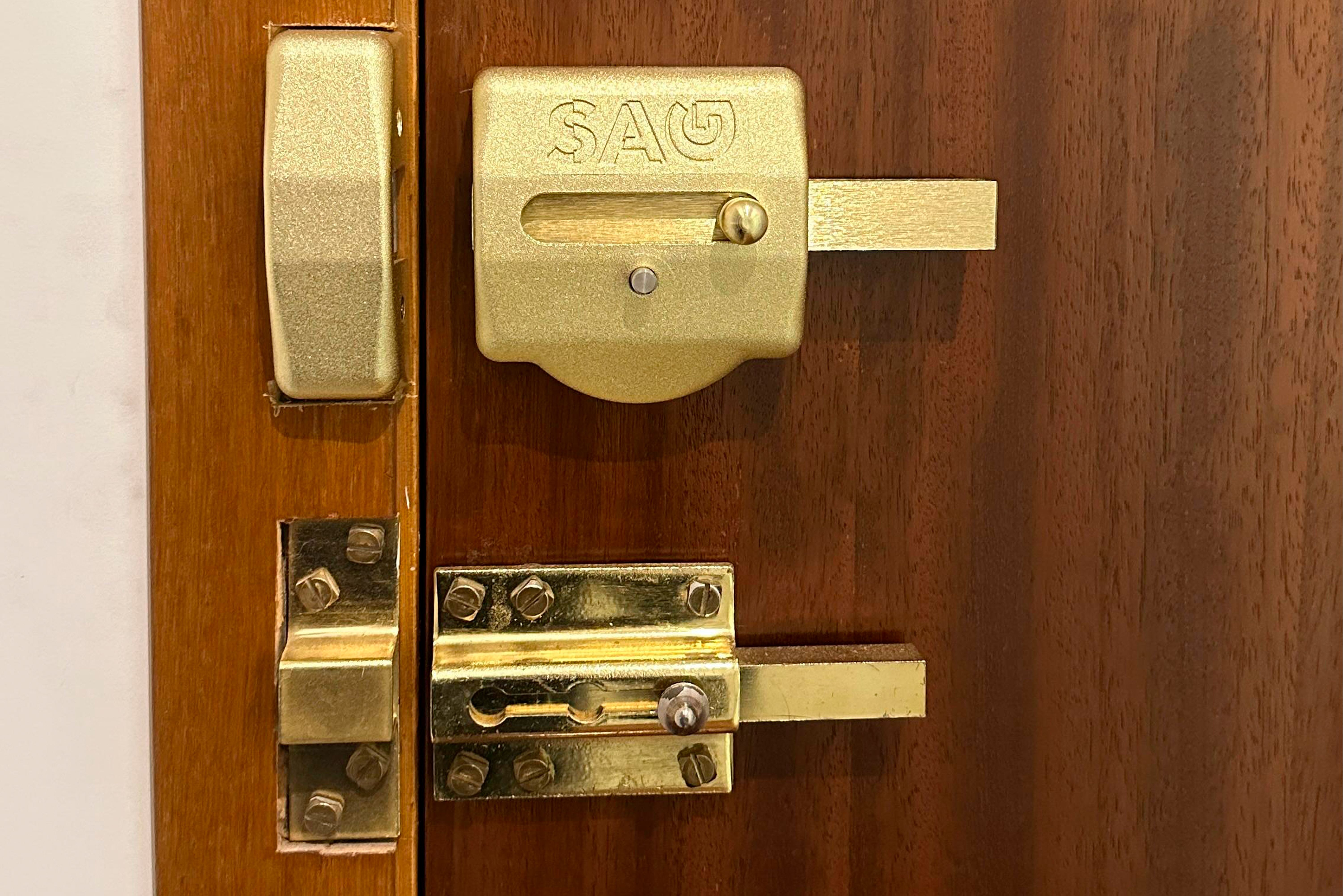 Instalación de cerrojos de refuerzo