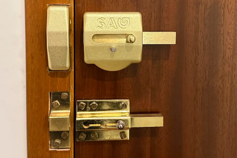 Instalación de cerrojos de refuerzo