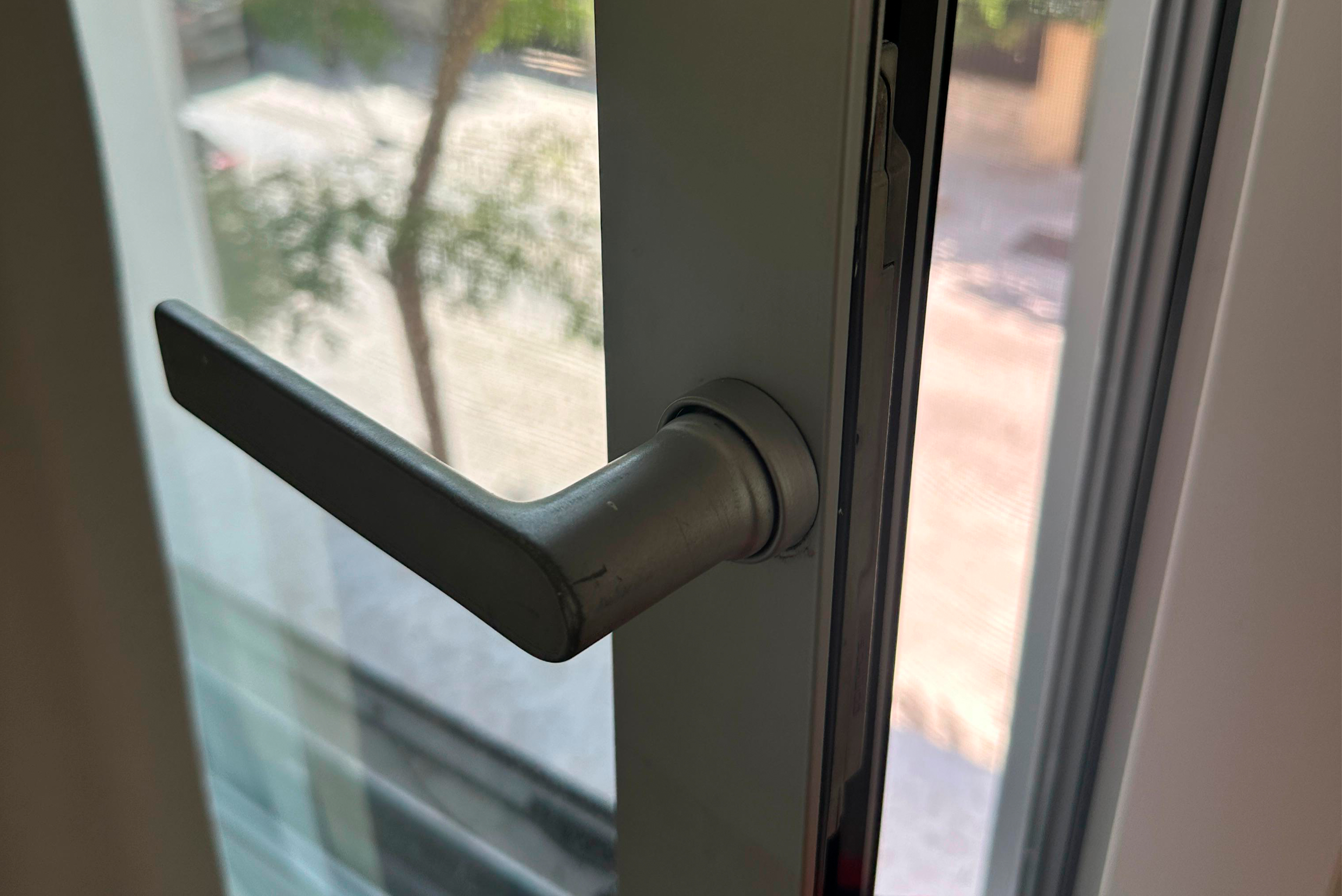 Seguridad en ventanas: cierres adicionales, rejas, limitadores de apertura